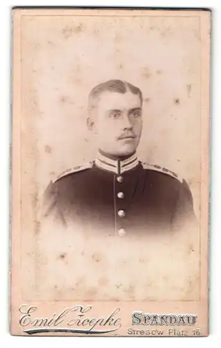 Fotografie Emil Zoepke, Spandau, Soldat in Uniform mit Mittelscheitel und Oberlippenbart