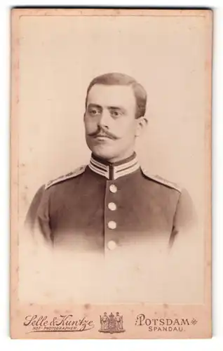 Fotografie Selle & Kuntze, Potsdam, Soldat mit Seitenscheitel und Schnauzbart