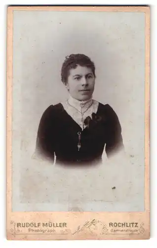 Fotografie Rudolf Müller, Rochlitz, Dame mit gelockten dunklen Haaren trägt dunkles Kleid mit Spitzenkragen