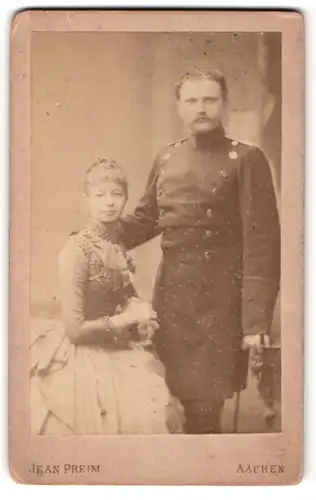 Fotografie Jean Preim, Aachen, Soldat in Uniform mit sitzender Dame mit hellem rock
