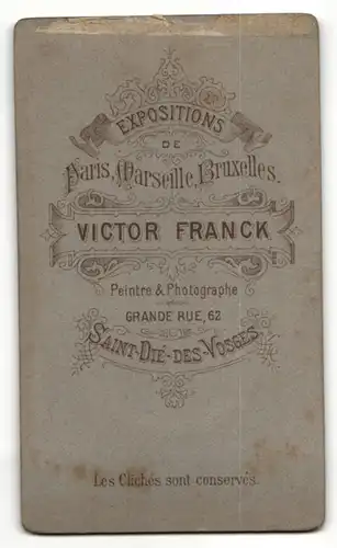 Fotografie Victor Franck, Saint-Dié-Des-Vosges, Frau trägt sie Haare zurückgebunden und ein dunkles Kleid mit Zierkragen