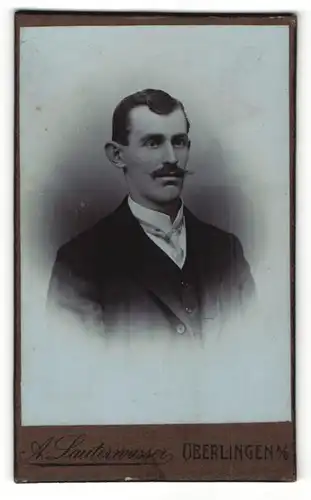 Fotografie A. Lauterwasser, Überlingen, Mann mit Schnurrbart trägt Anzug mit weissem Hemd und Krawatte
