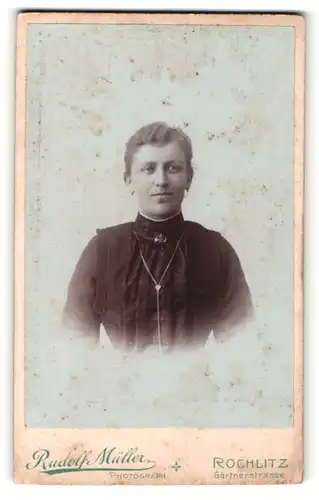 Fotografie Rudolf Müller, Rochlitz, Dame mit gelockten dunklen Haaren trägt schwarzes Kleid und Halskette