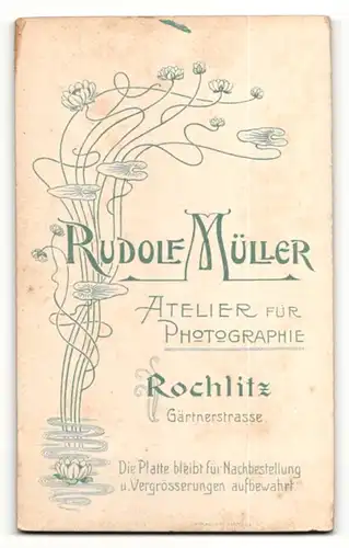 Fotografie Rudolf Müller, Rochlitz, Dame mit gelockten dunklen Haaren trägt schwarzes Kleid und Halskette