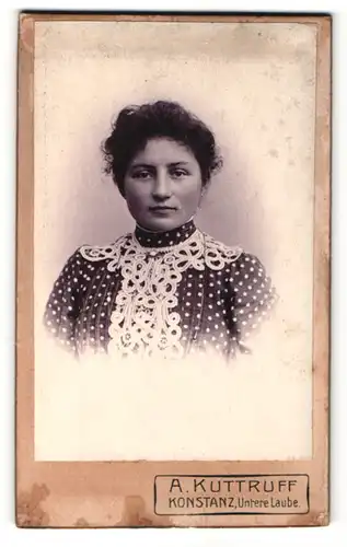 Fotografie A. Kuttruff, Konstanz, Junge Frau mit gelockten dunklen Haaren trägt gepunktetes Kleid