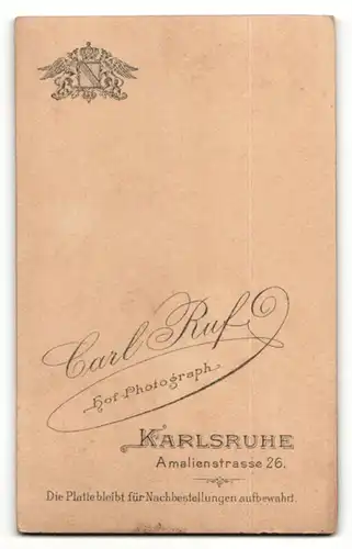 Fotografie Carl Ruf, Karlsruhe, Junge Frau mit gelockten Haaren trägt ein weisses Kleid