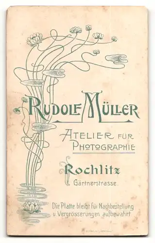 Fotografie Rudolf Müller, Rochlitz, Dame in hellem Kleid trägt Halskette