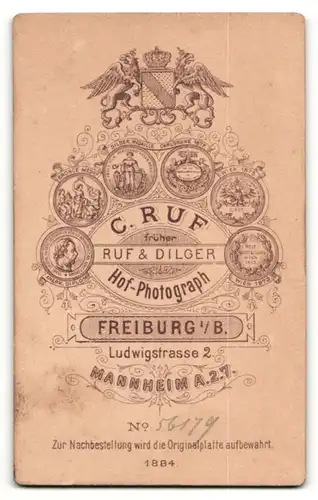 Fotografie C. Ruf, Freiburg, Mannheim, Dame mit auf dem Kopf zum Kranz geflochtenen Haaren trägt Bluse mit Zierkragen