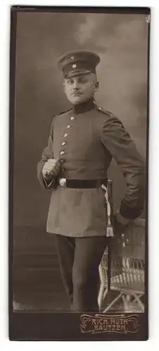 Fotografie Rich. Huth, Bautzen, Portrait Soldat in Uniform mit Schirmmütze