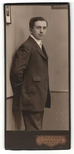 Fotografie C. Grosser, Limbach i. Sa., Portrait charmanter Herr im Anzug mit Krawatte