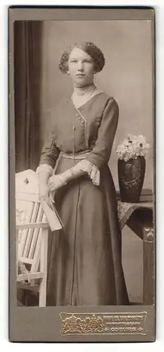 Fotografie Prof. Ed. Uhlenhuth, Coburg, Portrait bürgerliche Dame mit Buch an Stuhl gelehnt