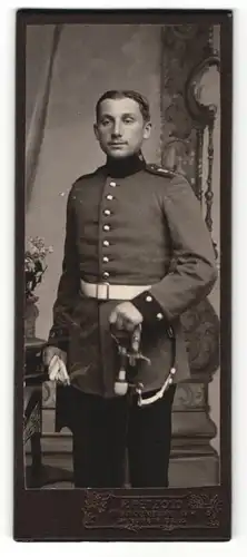 Fotografie P. Petzold, Brandenburg a / H., Portrait Soldat in Uniform mit Handschuhen und Degen
