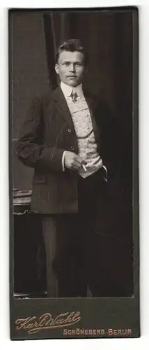 Fotografie Karl Wahl, Berlin-Schöneberg, Portrait junger Mann in modischer Kleidung mit Zigarette