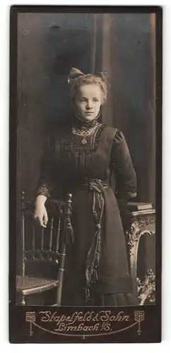 Fotografie Stapelfeld & Sohn, Limbach i / S., Portrait junge Dame im schwarzen Kleid am Stuhl lehnend