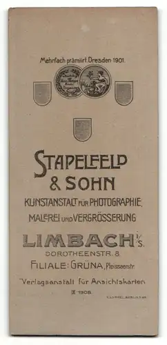 Fotografie Stapelfeld & Sohn, Limbach i / S., Portrait junge Dame im schwarzen Kleid am Stuhl lehnend