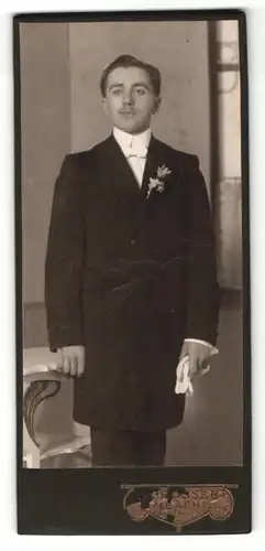 Fotografie C. Grosser, Limbach i. S., Portrait elegant gekleideter Herr mit Handschuhen an Tisch gelehnt