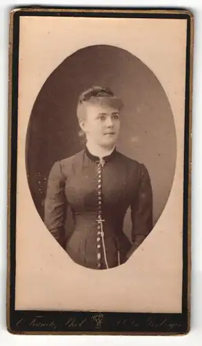 Fotografie Victor Franck, Saint-Dié-des-Vosges, Portrait junge Dame in zeitgenössischer Kleidung