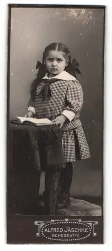 Fotografie Alfred Jäschke, Schedewitz, Portrait modisch gekleidetes Mädchen mit Buch an Tisch gelehnt