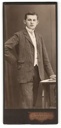 Fotografie C. Grosser, Limbach i. Sa., Portrait junger Mann im karierten Anzug mit Krawatte