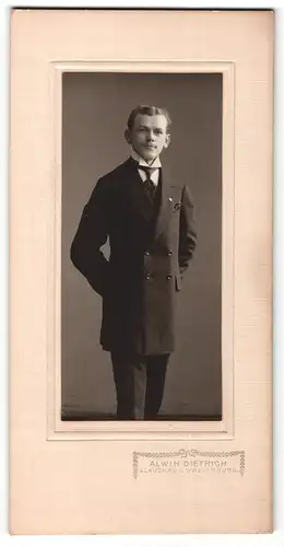 Fotografie Alwin Dietrich, Glauchau, Portrait charmanter Herr im Anzug mit Krawatte