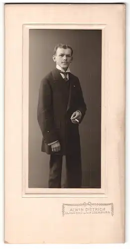 Fotografie Alwin Dietrich, Glauchau, Portrait junger Herr in eleganter Kleidung mit Zigarette