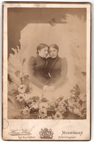 Fotografie Hans Weis, Memmingen, Portrait zwei hübsche Damen in modischer Kleidung sich an der Hand haltend
