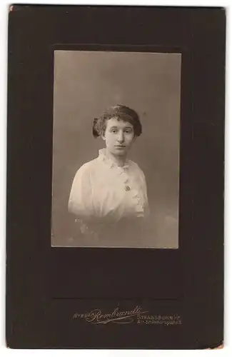 Fotografie Atelier Rembrandt, Strassburg i / E., Portrait junge Dame in hübscher Kleidung mit Haarschleife