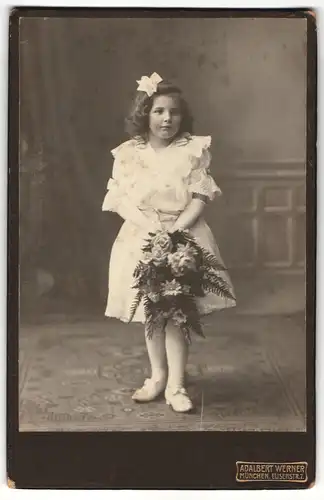 Fotografie Adalbert Werner, München, Portrait kleines Mädchen im weissen Kleid mit Blumen