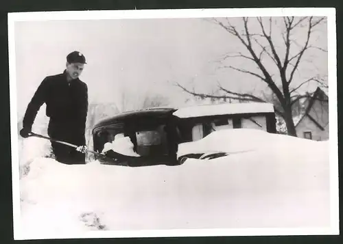 Fotografie Ansicht Michigan, Autofahrer befreit sein Auto vom Schnee 1939