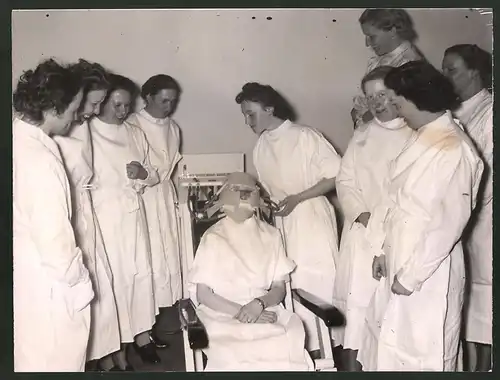 Fotografie Schönheitspflege, Kosmetikerin macht eine Gesichtspackung mit Kurzwellenbehandlung 1939