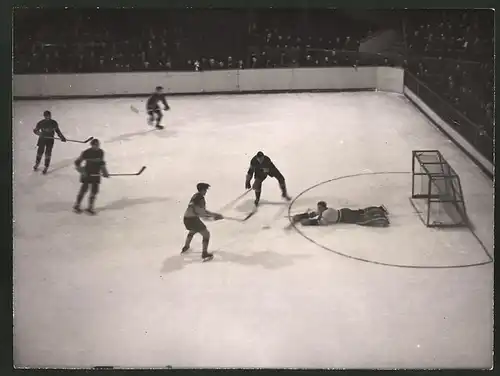 Fotografie Ansicht Berlin, Sportpalast, Kanadische Eishockey-Mannschaft Smoke Eaters gegen eine Berliner Auswahl 1938