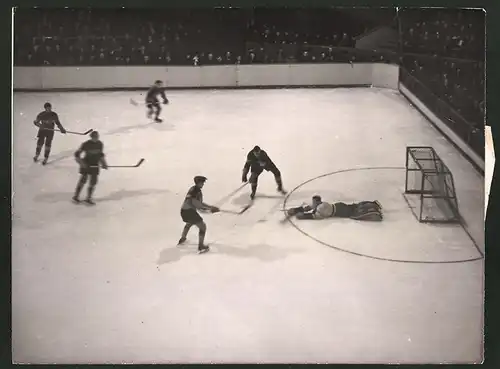 Fotografie Ansicht Berlin, Sportpalast 1938, Kanadische Eishockey-Mannschaft Smoke Eaters gegen eine Berliner Auswahl