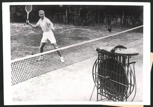Fotografie Tennis-Roboter / Ballmaschine, Tennisspieler beim Training 1939