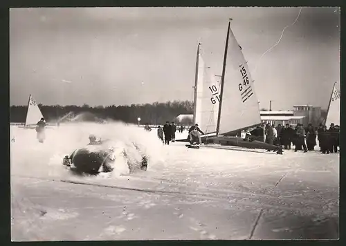 Fotografie Eissegler startbereit, Auto Roadster macht Donuts auf dem Eis 1938