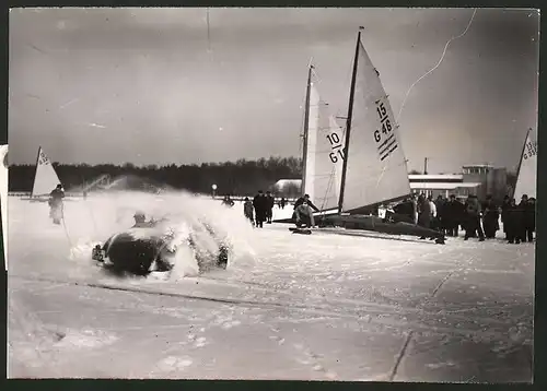 Fotografie Eissegler startbereit, Auto Roadster macht Schleuderwende auf dem Eis 1938