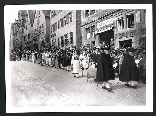 Fotografie Ansicht Rothenburg o. T., historischer Umzug zum Pfingstfest 1943