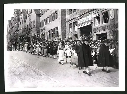 Fotografie Ansicht Rothenburg o. T., Historischer Pfingst-Umzug 1943