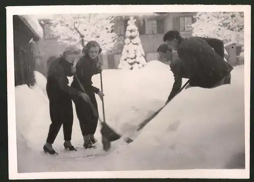 Fotografie Ansicht Garmisch, ungarische Eiskunstläufer Kalley, Jartaek, & Botond beim Schneeschippen 1940