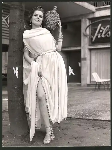 Fotografie Junge Frau posiert als antike Dame mit Karaffe