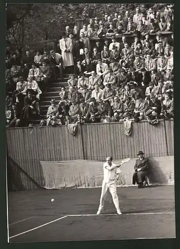 Fotografie Ansicht Wien, Tennisspieler Menzel während Davis-Pokalspiel auf dem WRW-Platz