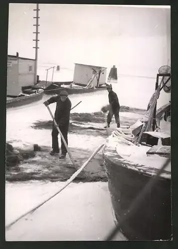 Fotografie Ansicht Stralsund, Fischer befreien ihre Kähne vom Eis