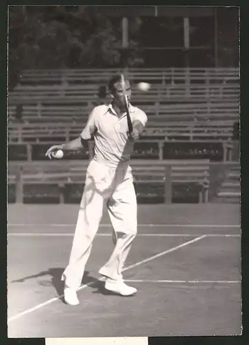 Fotografie Ansicht Berlin, Englischer Tennisspieler Charles Hare trainiert für Daviscup auf den Rot-Weiss Plätzen