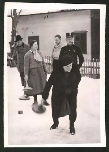 Fotografie Junge Frau beim Eisstockschiessen, Curling