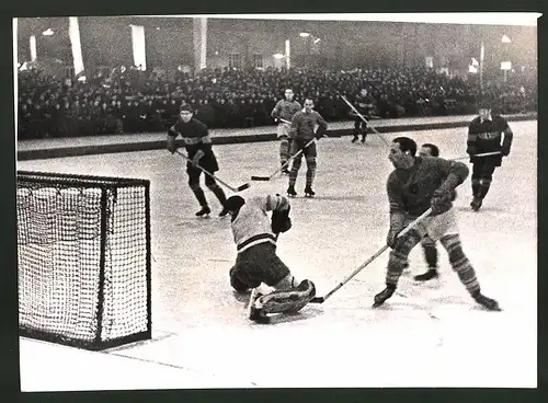 Fotografie Eishockey-Städtekampf, Berlin-München-Wien, Spielszene Berlin vs München, 1939