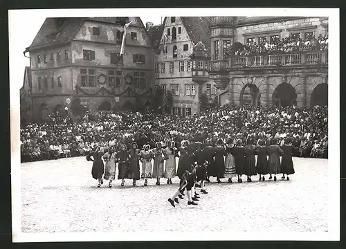 Fotografie Ansicht Rothenburg ob der Tauber, Pfingstbrauch historischer Schäfertanz 1941