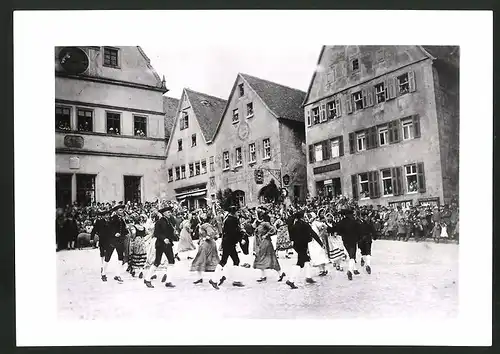 Fotografie Ansicht Rothenburg o. d. Tauber, Pfingstbrauch Schäferreigen 1943