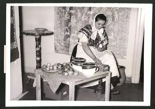 Fotografie Hausfrau in Tracht bemalt Ostereier, Märkischer Osterbrauch 1943
