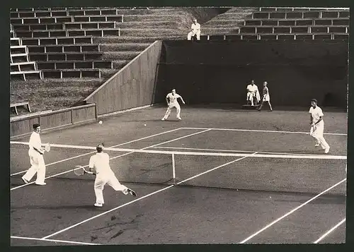 Fotografie Wehrmachts-Tennis-Länderkampf, Deutschland vs Ungarn, Doppel Tübbe-Bauer (Deutschland) & Toth-Maday ( Ungarn)