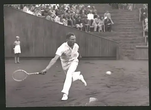 Fotografie Wehrmacht-Tennismeisterschaft, Oberleutnant Bergholz im Endspiel gegen Dr. Tübben, 1939