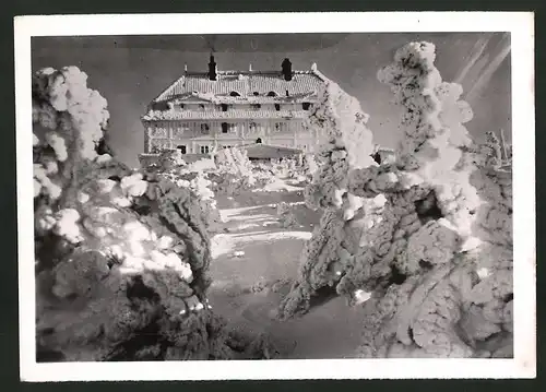Fotografie Ansicht Reifträgerbaude, verschneite Baude auf dem Reifträger im Riesengebirge 1940
